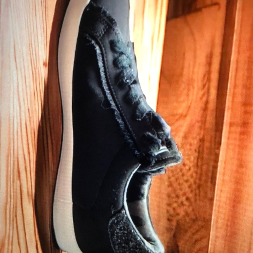 Guess Women’s size 7M black sneakers with glitter accents
